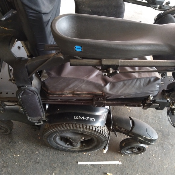 Motorize wheel chair for a paraplegic man disabled - Picture 3 of 7